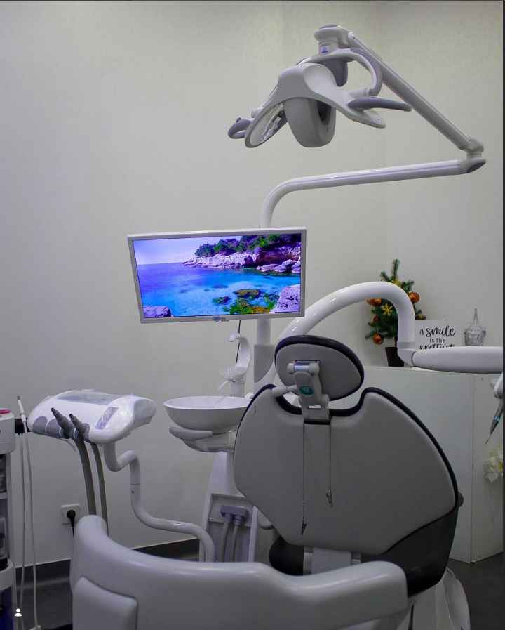 Consultório com cadeira dentária