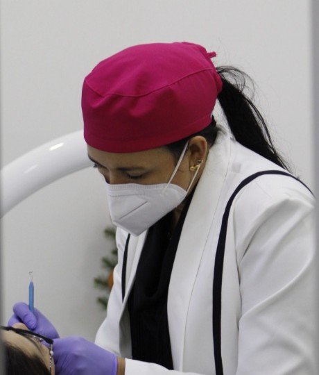 Dra. Danielly Garcia a tratar uma paciente no consultório da My Klinic